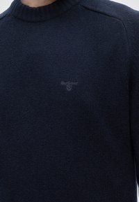 Μπλε ναυτικό πουλόβερ Barbour με ριμπ γύρο λαιμόκοψη και μικρό κεντημένο λογότυπο στο στήθος.