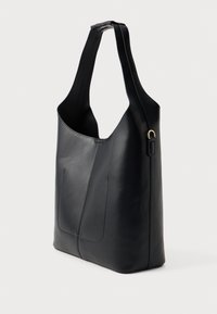Čierna kožená taška s hladkou textúrou, širokými ramennými popruhmi a dvoma prednými švami. Obsahuje kovové príslušenstvo na popruhu.