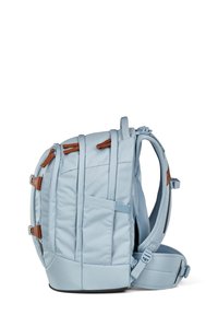 Mochila azul claro con compartimentos acolchados, acentos de cuero marrón, correas ajustables y múltiples bolsillos exteriores para almacenamiento.