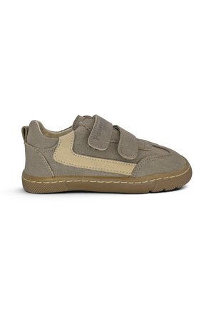 Sneaker da bambino in pelle scamosciata marrone con banda beige, due strap con velcro e suola in gomma testurizzata su sfondo bianco.