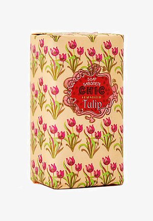 Eingewickelter Seifenblock in rechteckiger Form mit einem beigen Hintergrund, der mit rosa Tulpen und grünen Stängeln verziert ist. Rotes Etikett mit "Chic Tulip."