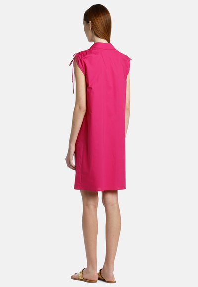Abito senza maniche fucsia con collare, dettagli arricciati sulle spalle e silhouette dritta, realizzato in tessuto morbido.