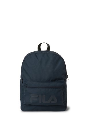 Mochila azul oscuro con un bolsillo frontal con cremallera y el logo negro de FILA, con asa superior para llevar y forma redondeada.