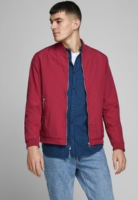 Jack & Jones JJERUSH - Bomberjacka - rio red