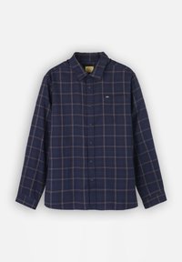 Chemise à manches longues bleu marine avec un motif écossais rouge et blanc, poche poitrine et col, posée à plat sur un fond clair.
