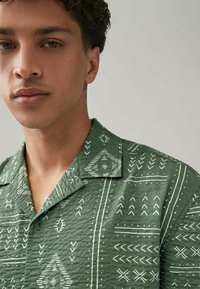 Next PRINTED NAVAJO STYLE SHORT SLEEVE - REGULAR FIT - Vapaa-ajan kauluspaita - khaki green