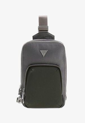 Borsa compatta a tracolla grigia e nera con tasca frontale con cerniera, tracolla singola regolabile e logo triangolare del marchio sulla parte frontale.