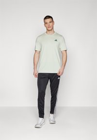 adidas Sportswear Camiseta básica - linen green