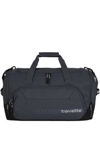 Sac de voyage gris avec des compartiments zippés, des poignées robustes et une finition texturée. Il présente un logo et une base noire contrastante.