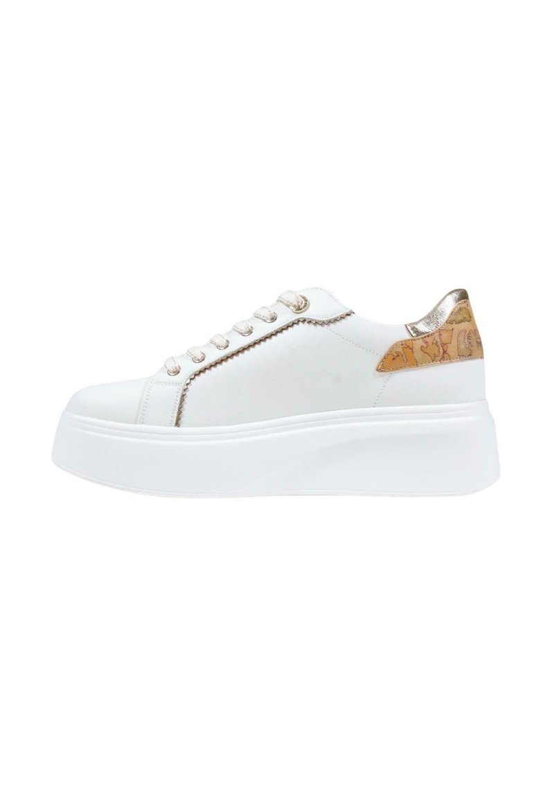 Sneakers platform bianchi con tomaia liscia, dettagli metallici e un design dorato texturizzato sul tallone. Presentano lacci tondi e dettagli di cucitura.
