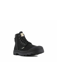 Bota negra hasta el tobillo con parte superior de ante, cierre de cordones, cremallera lateral, suela de goma con textura y diseño de punta redondeada.