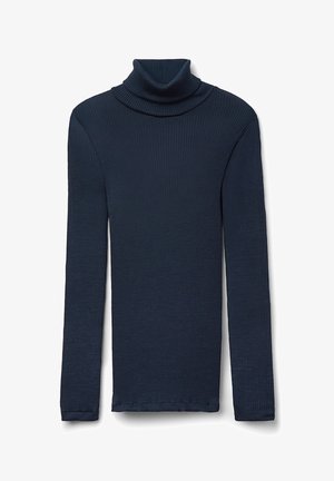 Tmavě modrý žebrovaný rolák s dlouhými rukávy, který má přiléhavou siluetu a jemnou texturu, s vysokým límcem a šitými lemy.