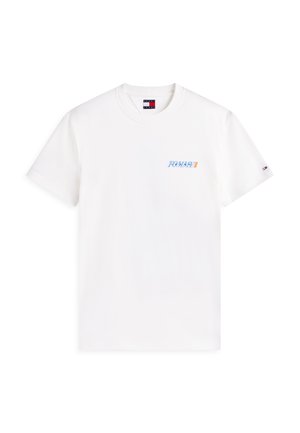 T-shirt blanc à manches courtes Tommy Hilfiger avec petit texte "Tommy" bleu et orange sur la poitrine et logo drapeau sur la manche gauche.