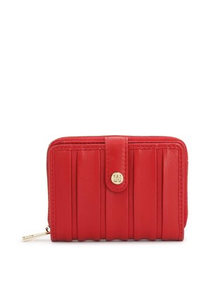 Portofel din piele roșie cu închidere cu fermoar, având un design vertical nervurat și o capsa, accentuat de un detaliu logo în ton auriu.