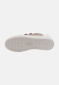 Sneaker blanche avec une tige en tissu beige et marron texturé. Dispose d'une semelle en caoutchouc à motifs avec un design de semelle en diamant pour une meilleure traction.