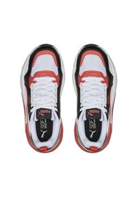 Sneakers Puma con tomaia in rete e materiale sintetico in bianco, nero e rosso. Presentano una linguetta imbottita, lacci e dettagli del logo a contrasto.