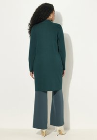 Ulla Popken LONG OPEN FRONT SWEATER - Gilet - deep green