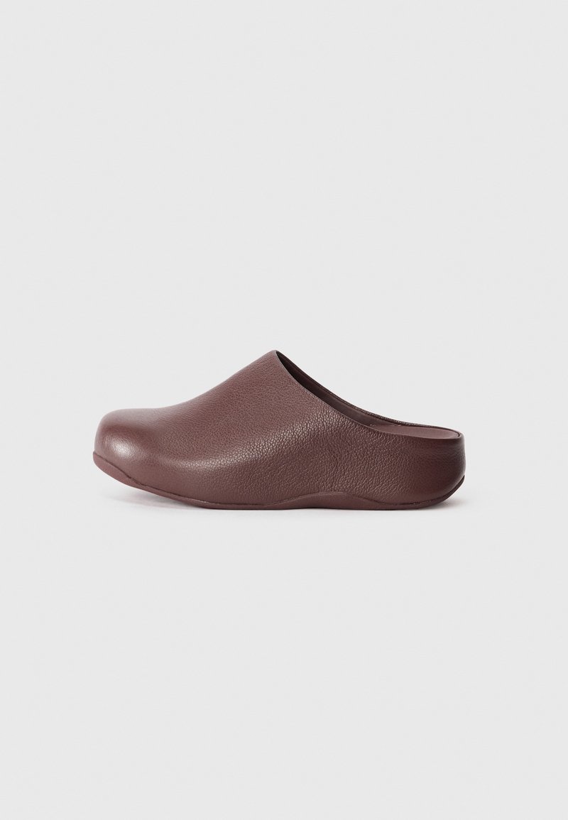Sabots en cuir marron avec une texture lisse, un bout arrondi et une semelle basse et profilée. Dispose d'un design sans arrière pour un enfilage facile.