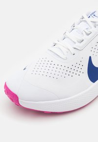 Nike Performance AIR ZOOM TR 1 - Edzőcipő - white/deep royal blue/fierce pink