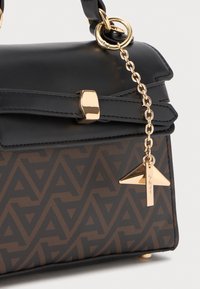 Borsa a tracolla in pelle nera con motivo geometrico marrone, hardware dorato, dettaglio a catena e un charm triangolare attaccato alla parte anteriore.
