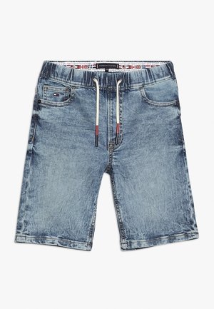 Lyseblå denimshorts med elastik i taljen og hvid snøre, forlommer og en lille Tommy Hilfiger-logo på møntlommen.