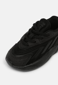 adidas Originals OZELIA EL - Baskets basses - core black