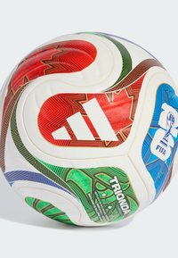 Pallone da calcio Adidas con superficie bianca, motivi rossi, verdi, blu e marroni. Presenta il logo FIFA e il testo "Trinidad" in verde.