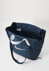 Nike Performance GYM TOTE - Sporttas - armory navy/metallic silver metallic silver