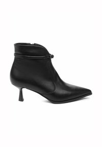 Juodas odinis kulkšninis botas su smailiu batu, siauru kotu ir dekoratyvia juosta. Yra siauras kulnas ir užtrauktukas.