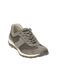 Grijze sneaker van suede en mesh met een vetersluiting. Heeft een gewatteerde zool en een ronde neus. Minimalistische stijl, flexibel materiaal.
