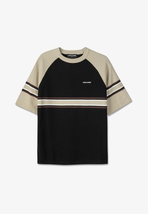 Strikket skjorte med korte ermer, beige ermer, svart kropp, horisontale hvite og brune striper, og "PEGADOR"-logo på brystet.