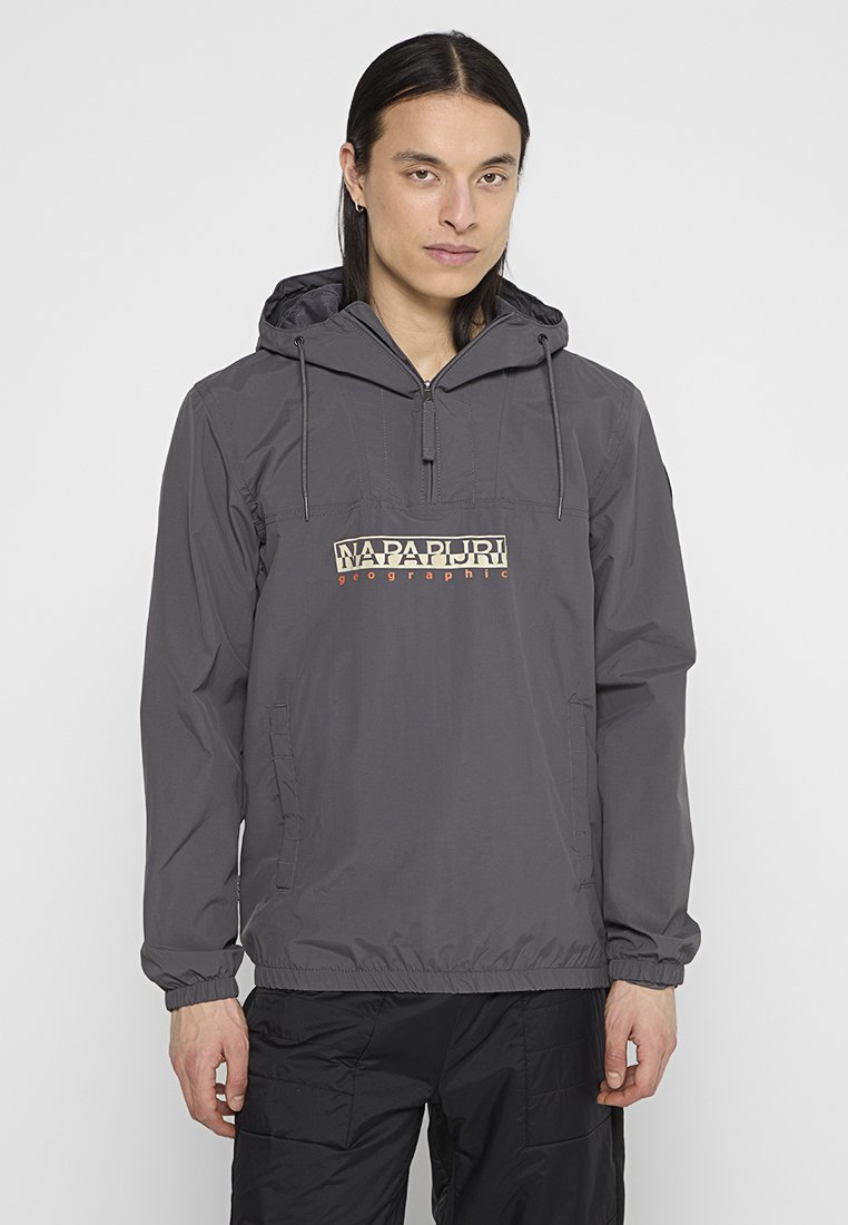 Szary, lekki, długi rękaw z kapturem, z kieszenią z przodu, kapturem z troczkami oraz nadrukiem logo w kontrastowych kolorach na klatce piersiowej.