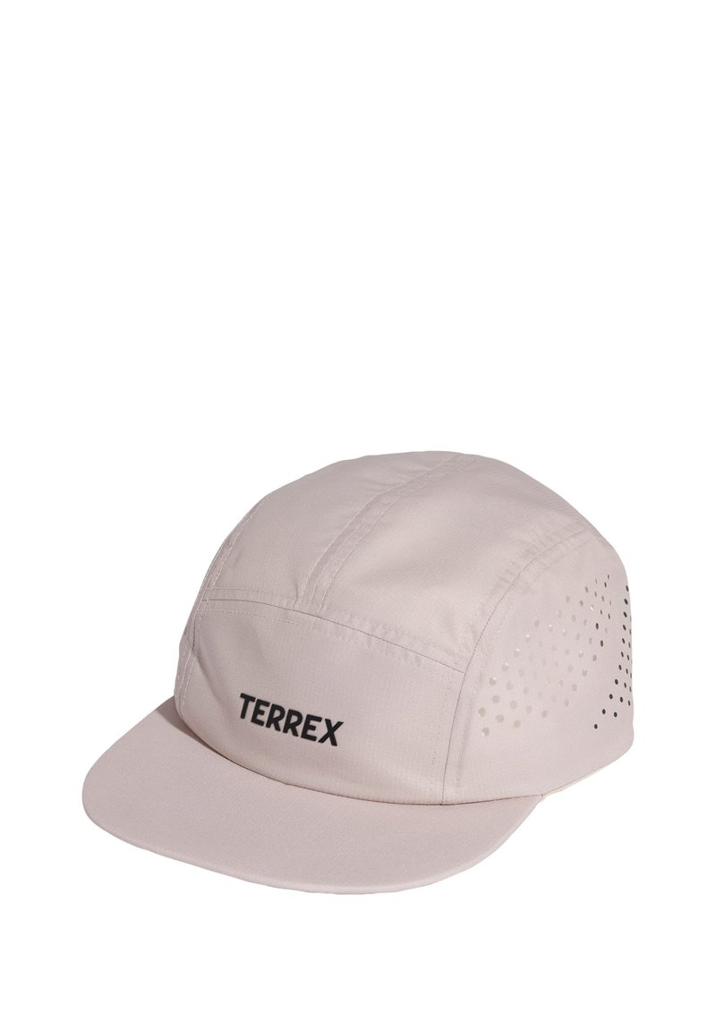 Casquette beige clair au design structuré, panneaux latéraux en maille pour la ventilation, avec le logo "TERREX" en noir à l'avant. Texture de tissu douce.
