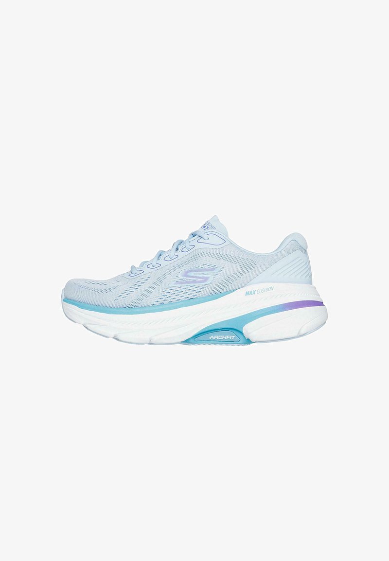 Zapatillas deportivas azul claro con parte superior de malla, suela blanca y acentos morados. Presentan una mediasuela acolchada y un detalle texturizado en los laterales.