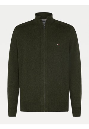 Mørkegrøn cardigan med fuld lynlås, ribstrikkede ærmeafslutninger og kant, høj krave samt lille rød, hvid og blå logo på venstre bryst.