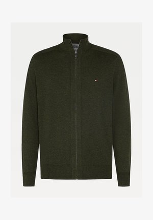 Cárdigan de cremallera completa de color verde oscuro con puños y dobladillo acanalados, cuello alto y un pequeño logo rojo, blanco y azul en el lado izquierdo del pecho.