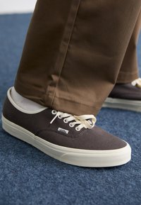 AUTHENTIC UNISEX - Sneakers basse - turkish coffee