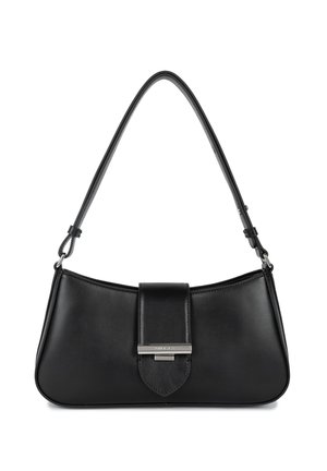 Borsa a tracolla in pelle nera con una silhouette curva, una patta frontale piatta e un accentuazione in metallo argentato. Tracolla regolabile per un trasporto versatile.