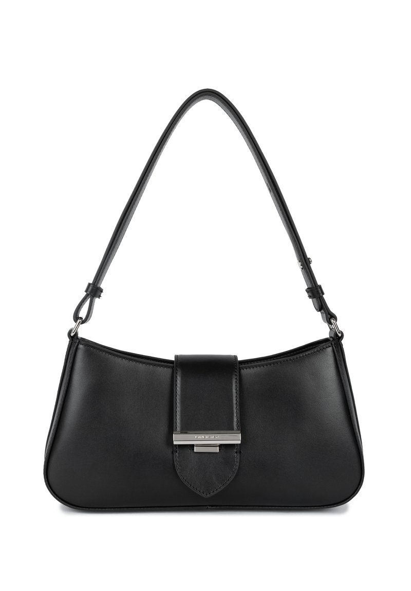 Borsa a tracolla in pelle nera con una silhouette curva, una patta frontale piatta e un accentuazione in metallo argentato. Tracolla regolabile per un trasporto versatile.