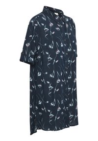 Navyblaue Knopfshirt mit floralem Muster in Weiß und Burgunderrot, kurze Ärmel und klassischer Kragen. Weicher, leichter Stoff.