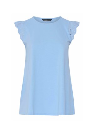 Blusa sin mangas azul claro con escote redondo y mangas con volantes de encaje con ojales decorativos.