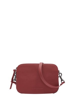 Rechteckige, burgunderrote Leder-Umhängetasche mit glatter Textur, verstellbarem Tragegurt und silberner Hardware. Das Markenlogo ist auf der Vorderseite eingeprägt.
