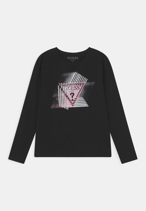 Sort langærmet skjorte med et pink og hvidt geometrisk GUESS-logo med en trekant og et spørgsmålstegn på brystet.