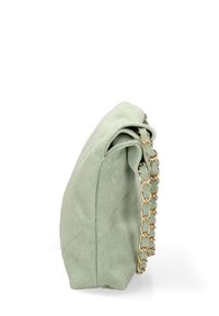 Borsa a tracolla in suede verde con una texture trapuntata, caratterizzata da una tracolla in oro. La borsa presenta una silhouette morbida e scorrevole.