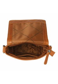 Borsa a tracolla in pelle color tan con esterno liscio, chiusura con zip e interno in satin marrone con motivo del logo del marchio. Due scomparti interni.