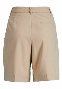 Béžové krátké kalhoty na míru se širokými nohavicemi, hladkým předním dílem, detailem zadní kapsy a hladkou texturou látky. Ležérní, ale zároveň strukturovaný design.