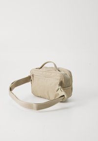 Borsa a tracolla rettangolare beige con tasca frontale con zip, manico superiore e tracolla regolabile con fibbia in plastica.