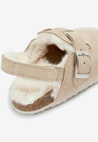 Next LEATHER CORKBED MULE SLIPPERS - Pantofle - beige natural