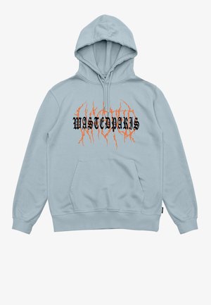 Sudadera con capucha azul claro con "WASTEDPARIS" en texto gótico negro y gráfico de llama naranja en el pecho, bolsillo frontal y capucha con cordón.