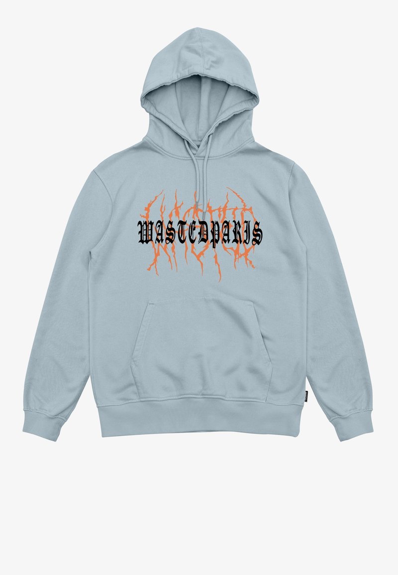 Sweat à capuche bleu clair avec "WASTEDPARIS" en lettres gothiques noires et motif de flamme orange sur la poitrine, poche frontale et capuche à cordon.